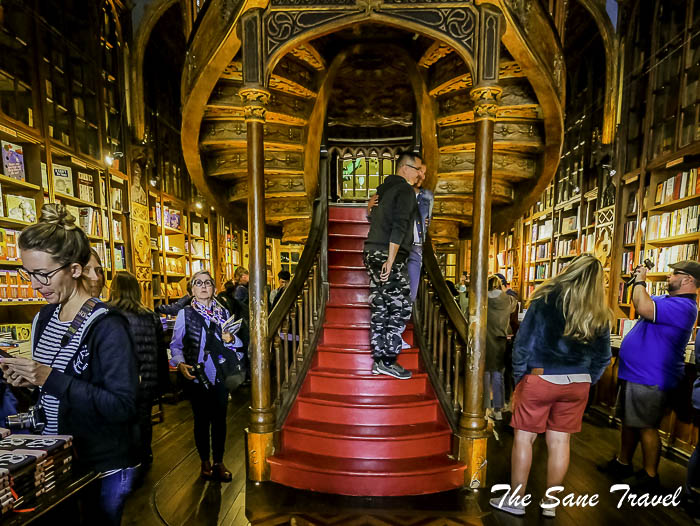 13 lello bookshop thesanetravel.com P1850392