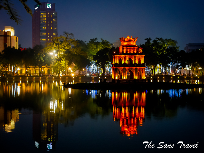 2 hanoi at night www.thesanetravel.com