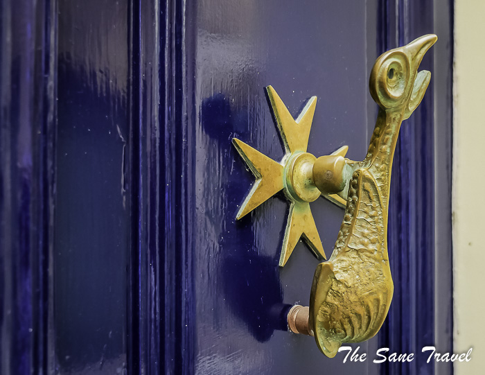 90-door-cnockers-thesanetravel.com-P1155594