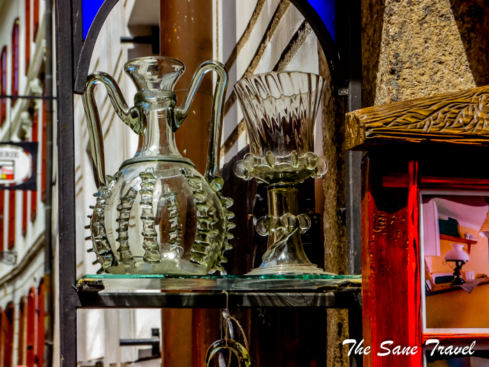 cesky krumlov glass shop display thesanetravel.com 1240905