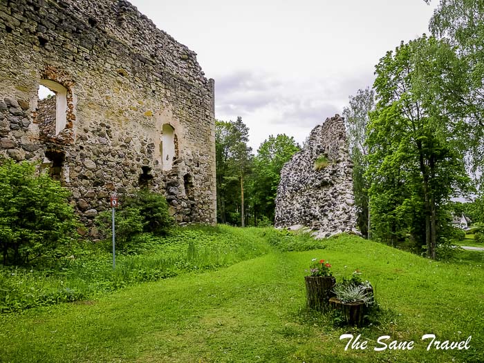 200 rauna castle ruins thesanetravel.com P2020404